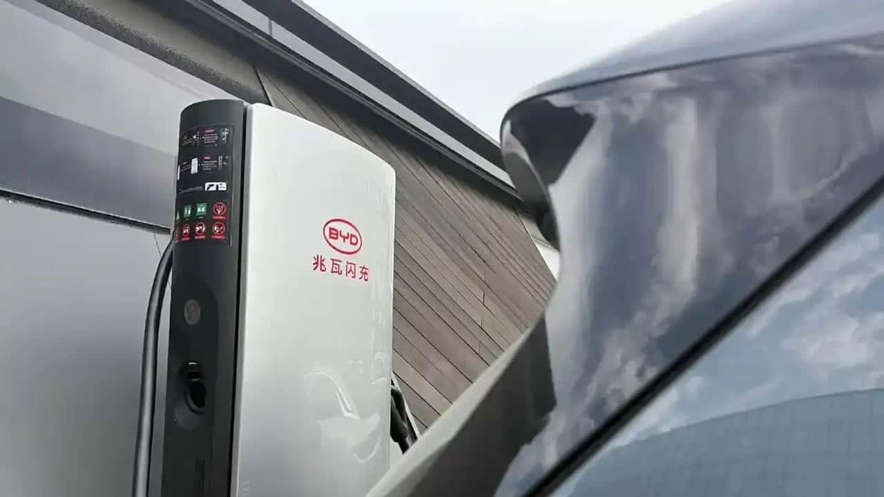 Carregador revolucionário da BYD recarrega 400 km em apenas 5 minutos