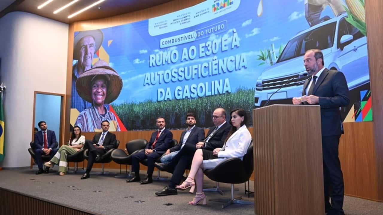 Governo aumenta porcentagem de etanol na gasolina para combater inflação