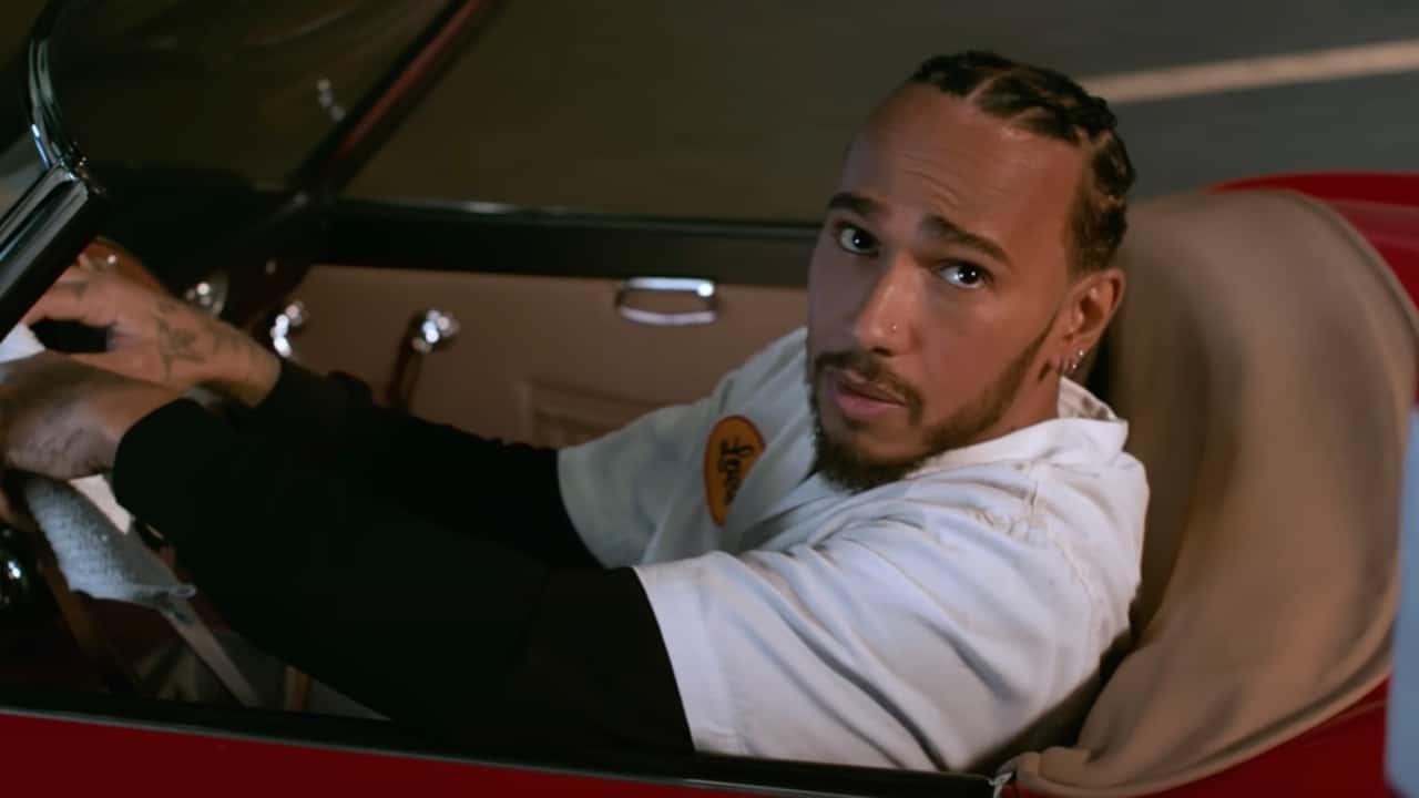 Hamilton revive cena clássica de Ferrari em Curtindo a Vida Adoidado