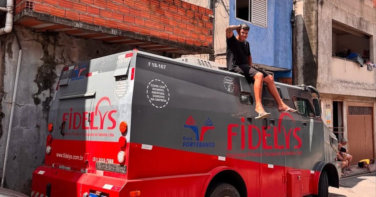 Influenciador transforma carro-forte em transporte criativo por aplicativo