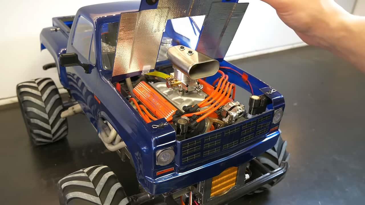 Mini monster truck com motor V8 surpreende com rugido real