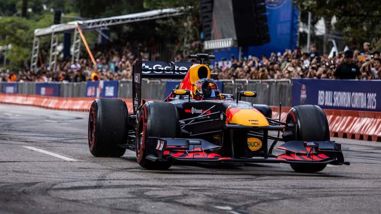 Velocidade e adrenalina no Red Bull Showrun em Curitiba