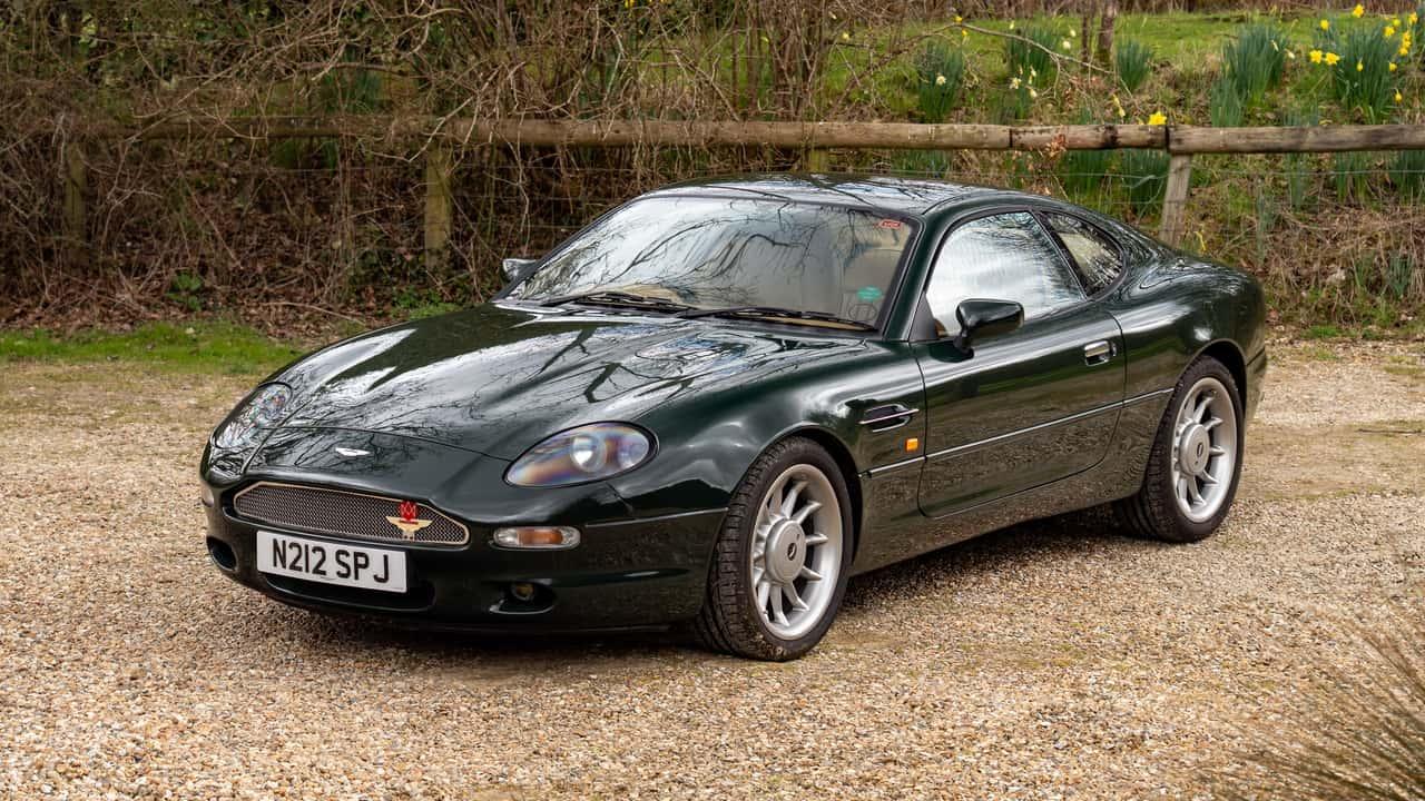 Aston Martin exclusivo de Elton John está à venda em leilão