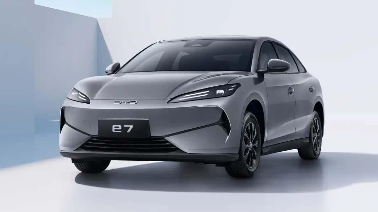 BYD e7 revoluciona transporte de táxis com sedã elétrico acessível