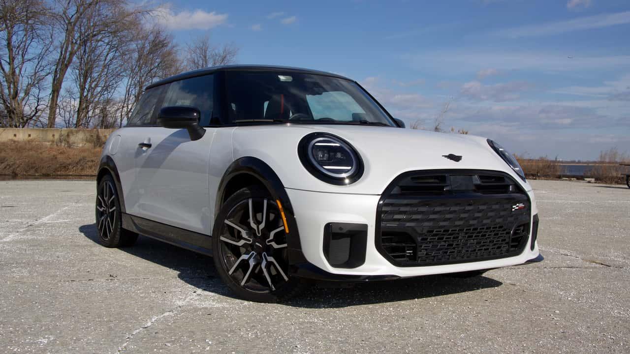 Mini adia transição total para carros elétricos até 2030 no Brasil
