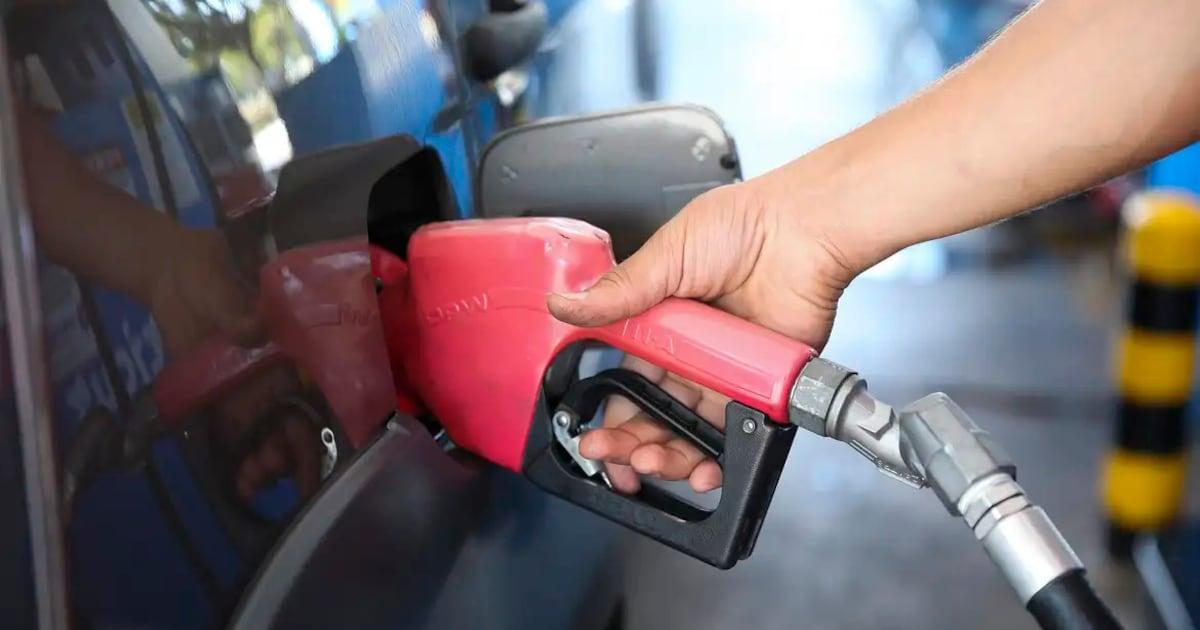 Preço do combustível cai nas refinarias, mas postos não repassam redução
